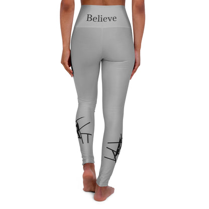 Leggings de ioga IR cinza claro Beat The Odds/Believe de cintura alta com logotipo preto (POD)