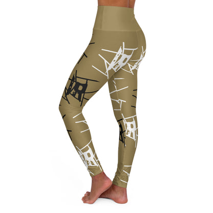 Leggings de yoga de cintura alta con estampado integral IR Gold y logotipo en blanco y negro (POD)