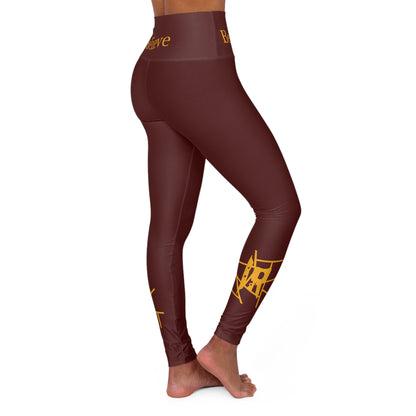 Leggings de yoga de cintura alta IR Borgoña Beat The Odds/Believe con logotipo dorado (POD)